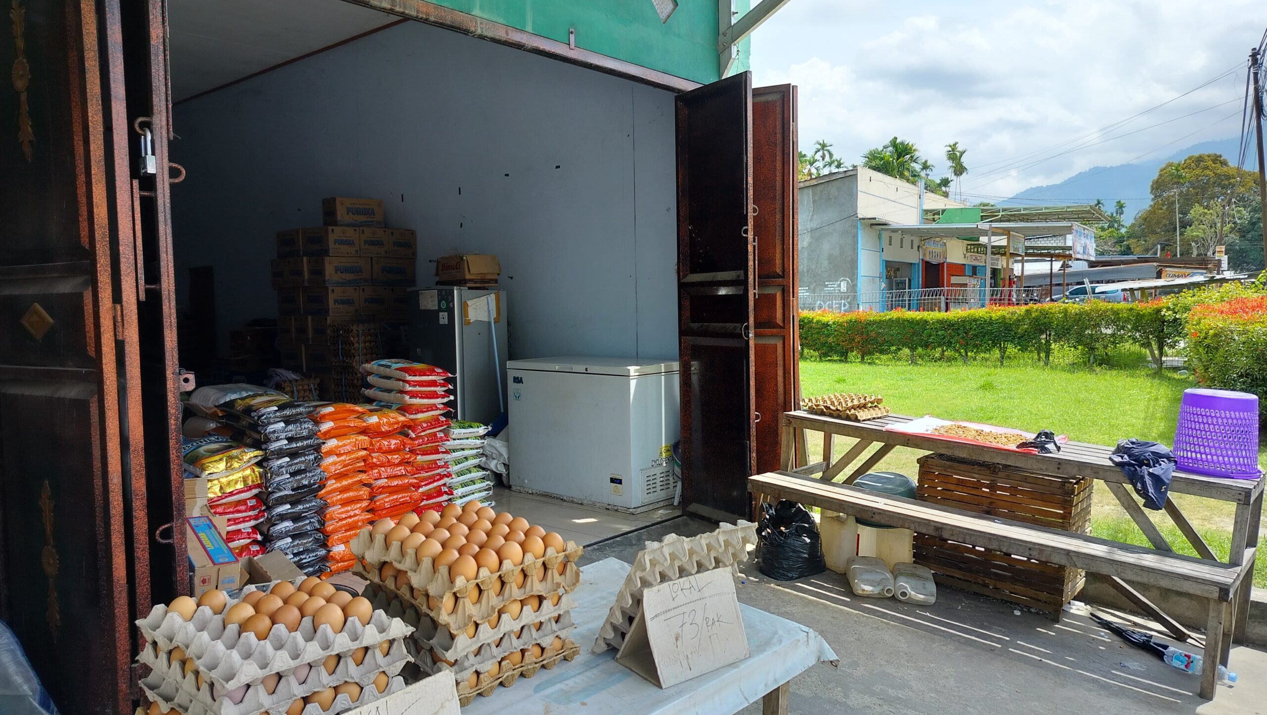 Penjualan Beras di Pasar Sentani Alami Peningkatan Akibat Kebijakan Tegas Mentan RI