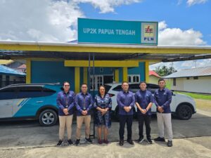 Senator Lis Tabuni (tiga dari kiri) bersama pimpinan dan staf PLN Unit Pelaksana Proyek Keternagalistrikan (UP2K) Nabire, Papua Tengah, dalam kunjungannya Selasa (7/10/2025). - Official LT buat Tudepoint. 