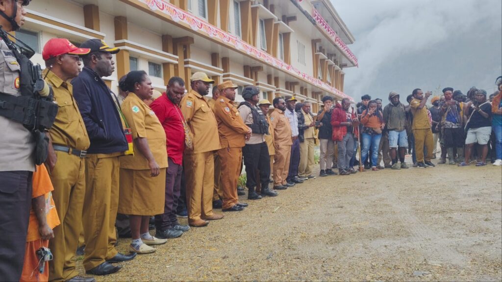Menurut koordinator aksi, keberadaan militer di wilayah-wilayah sipil telah menimbulkan rasa takut dan membuat warga kehilangan kebebasan untuk beraktivitas. “Kami ingin hidup damai di tanah kami sendiri, bukan hidup dalam ketakutan,” ujar salah satu orator di depan kantor bupati.