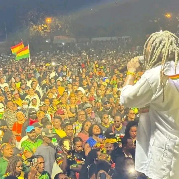Dua Bendera Bintang Kejora Berkibar dan Teriakan ‘Papua Merdeka’ Menggema di Tengah Konser Lucky Dube Band