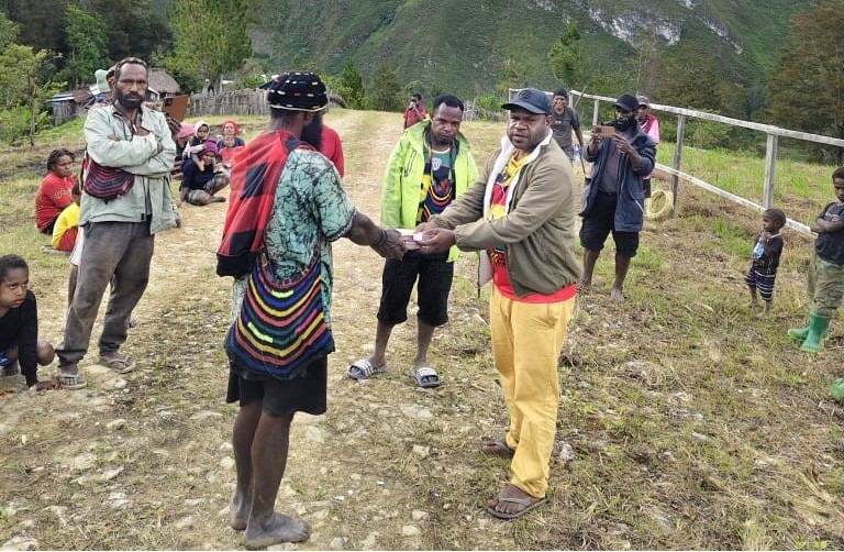 PLT Kepala Distrik Muara Serahkan Dana Bansos untuk Natal 7 Gereja